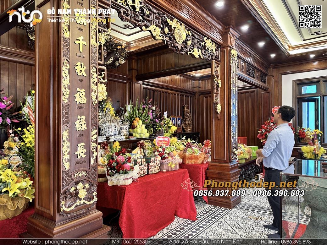 Câu đối phẳng trong phòng thờ biệt thự